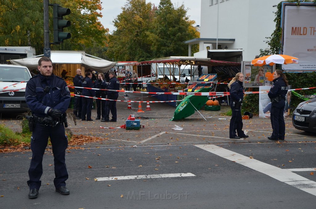 Attentat auf Fr Reker Koeln Braunsfeld Aachenerstr Wochenmarkt P46.JPG - Miklos Laubert